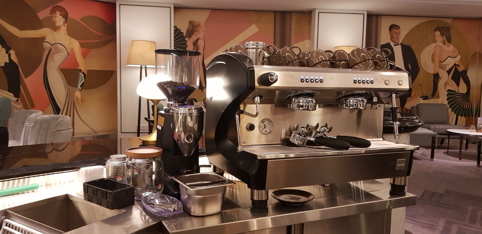 https://www.oncoffeemakers.com/images/Orchard_hotel_The_Bar_Intermezzo_RENEKA_VIVA_espresso_machine_espresso_bar_1.jpeg