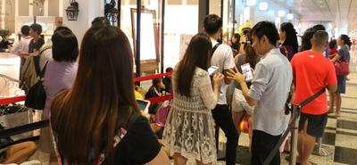 Queue for Hello Kitty Cafe Singapore